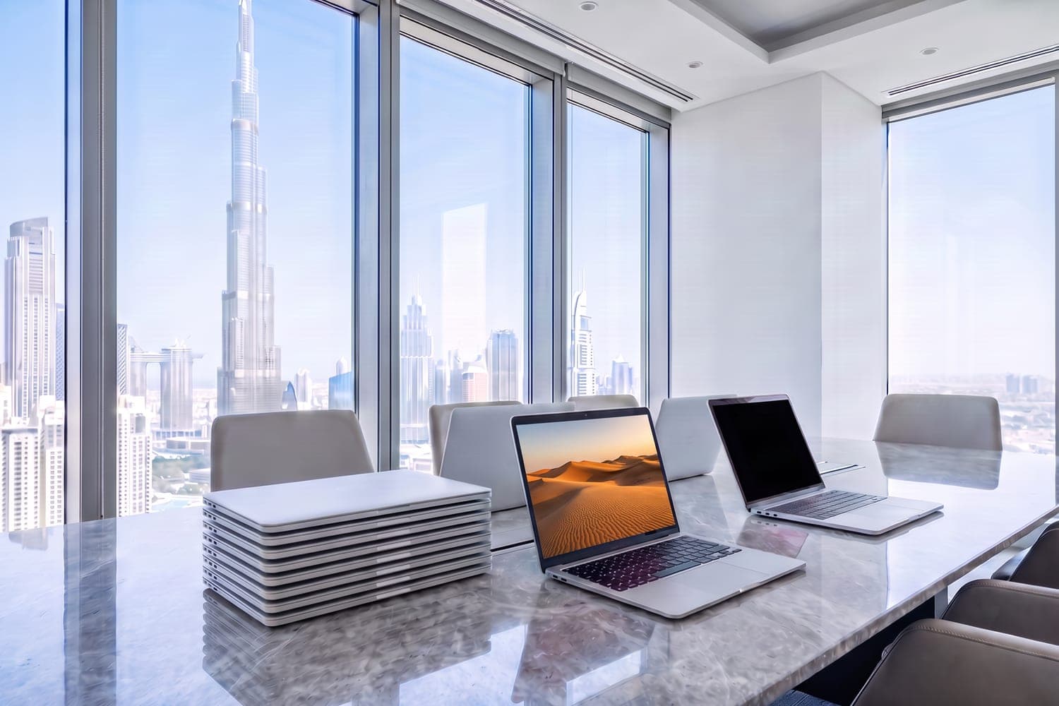 Notebooks corporativos em um escritório com vista para Dubai