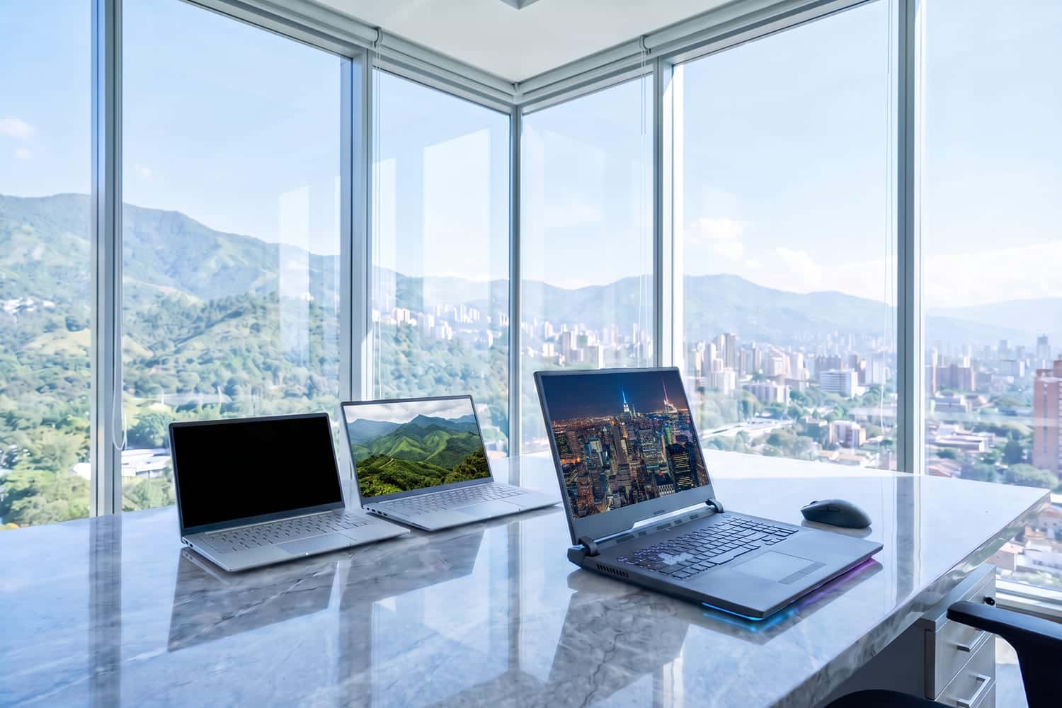Oficina en Medellín con portátiles para una empresa