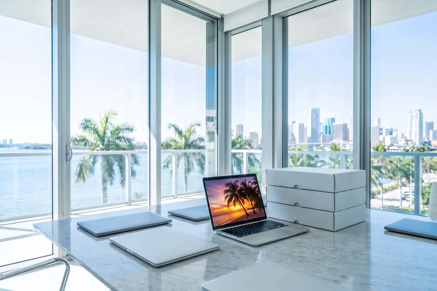 Oficina con vista a la bahía de Miami con laptops para un pedido empresarial