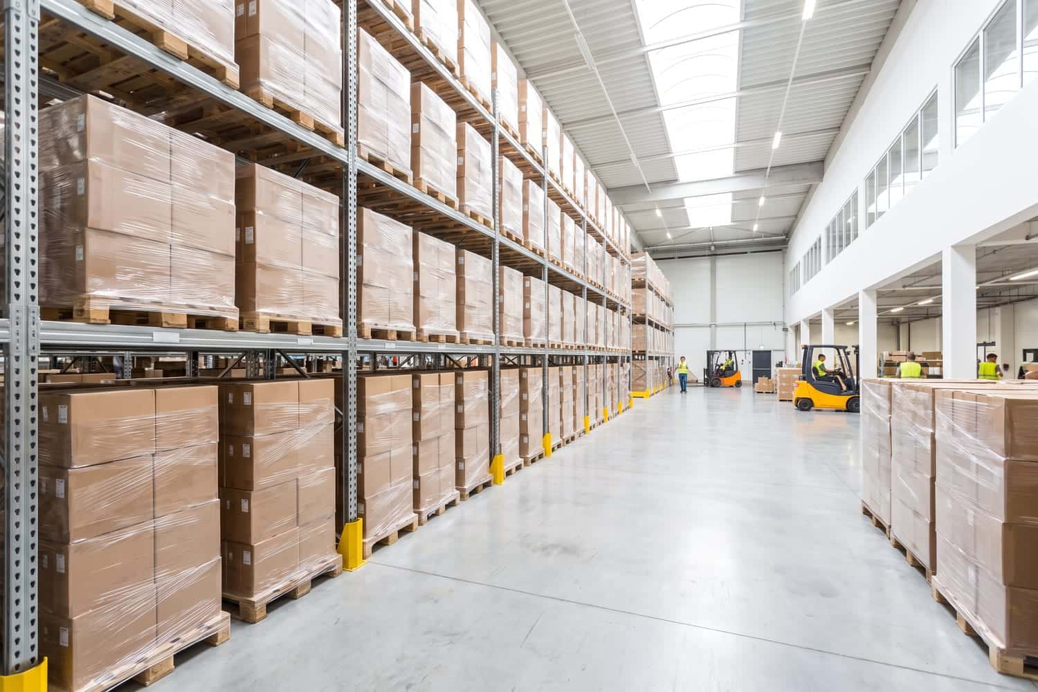 Laptops en caja sobre un pallet, listas para envío internacional